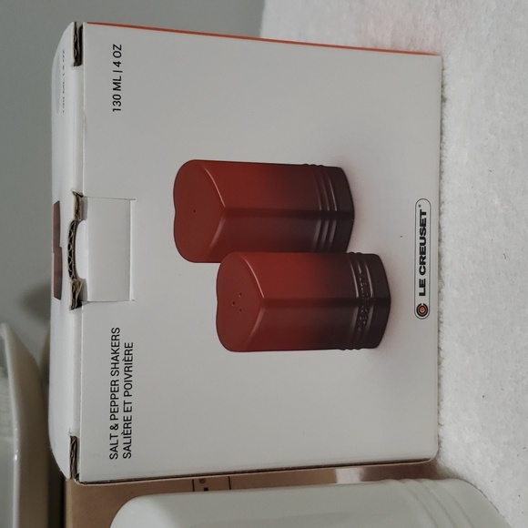 Set of 2 White Heart Mugs & Saucers  Plus Matching Salt & Pepper Le Creuset NEW - Picture 6 of 8